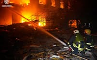 攻撃の応酬は激しさを増している（23日、ロシアのドローン攻撃を受けたウクライナ南部オデッサで消火活動に当たる消防士）＝ロイター