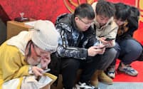 中国で未成年のネット中毒やネットいじめが問題視されている（2月下旬、遼寧省瀋陽市）