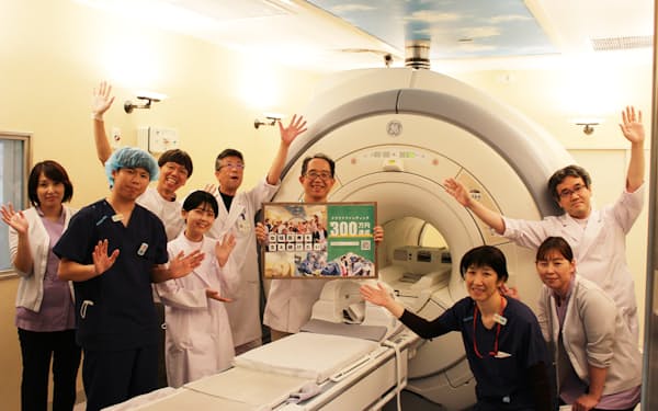 更新予定のMRIの前でクラウドファンディングの経過を報告する岡山旭東病院の医師ら（岡山市）=同病院提供