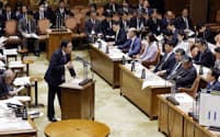 参院予算委で答弁する岸田首相（28日）