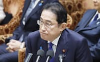 衆院予算委で質問に答える岸田首相（26日）