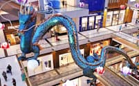 ショッピングモールの全長40メートルの竜の像。リー・シェンロン首相は「華人系家族では辰年生まれの子は縁起が良いとされる」と話した＝ロイター