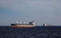 ウクライナ沿岸警備隊の護衛を受けながら黒海を航行する貨物船（2月7日）＝ロイター