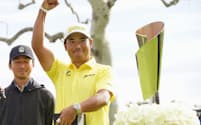 米男子ゴルフのジェネシス招待で優勝し、表彰式で笑顔を見せる松山英樹（2月18日、カリフォルニア州パシフィックパリセーズのリビエラCC）＝共同