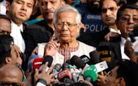 裁判所の前に現れたバングラデシュのノーベル賞受賞者、ムハマド・ユヌス氏（1月）=ロイター