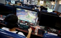 中国では多くの若者がオンラインゲームに熱狂している=ロイター