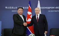 ロシア極東で会談する北朝鮮の金正恩総書記（左）とロシアのプーチン大統領。軍事協力で合意した（2023年9月）＝朝鮮中央通信・ロイター