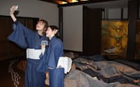 ミュージアムではデニム生地の浴衣を着用し、写真撮影を楽しんでいた（広島県福山市）
