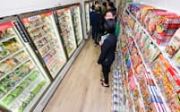 冷凍食品の品ぞろえが充実するセブン－イレブンの新コンセプト店舗「SIPストア」（27日、千葉県松戸市）