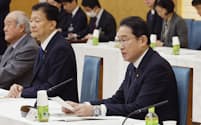 新しい資本主義実現会議の会合で発言する岸田首相（27日、首相官邸）