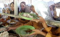 インドネシアでは学校の食堂で昼食を購入するのが一般的だ＝ロイター