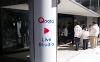イーベイ・ジャパンが開設した配信スタジオは外から配信の様子が見られる（２８日、東京都渋谷区）