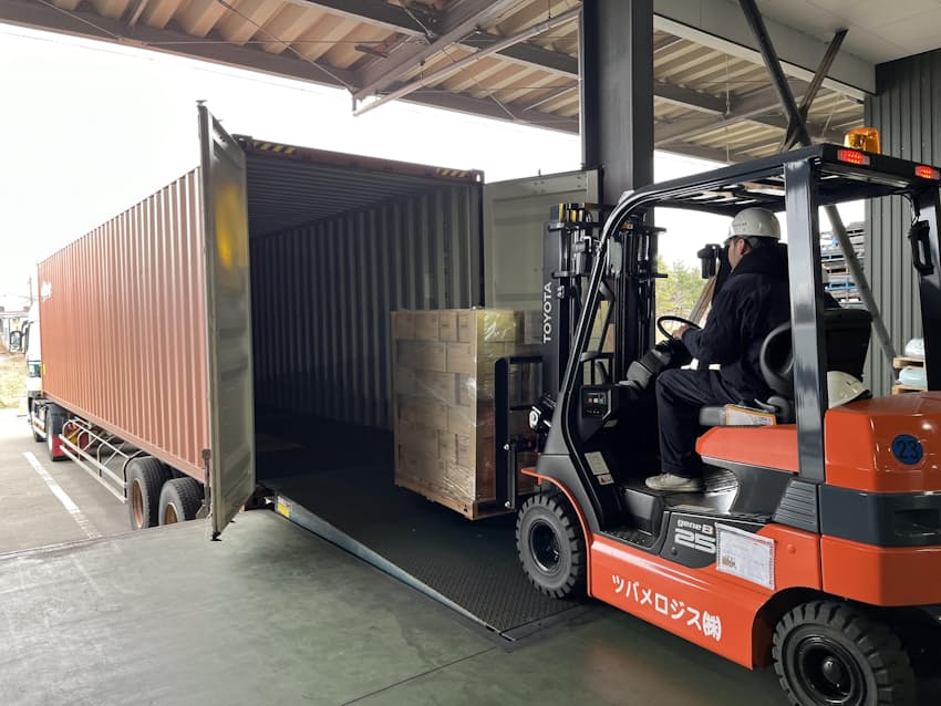 内航船の小口輸送第1弾として、サカタ製作所の建築金具をコンテナで海上輸送する(新潟県燕市)