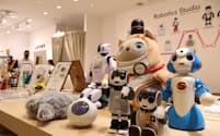 高島屋新宿店にある「ロボティクススタジオ」は高齢者も多く来店する（東京都渋谷区）
