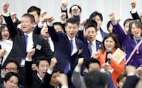 党大会で気勢を上げる泉代表（中央）ら立憲民主党の国会議員（4日、東京都港区）