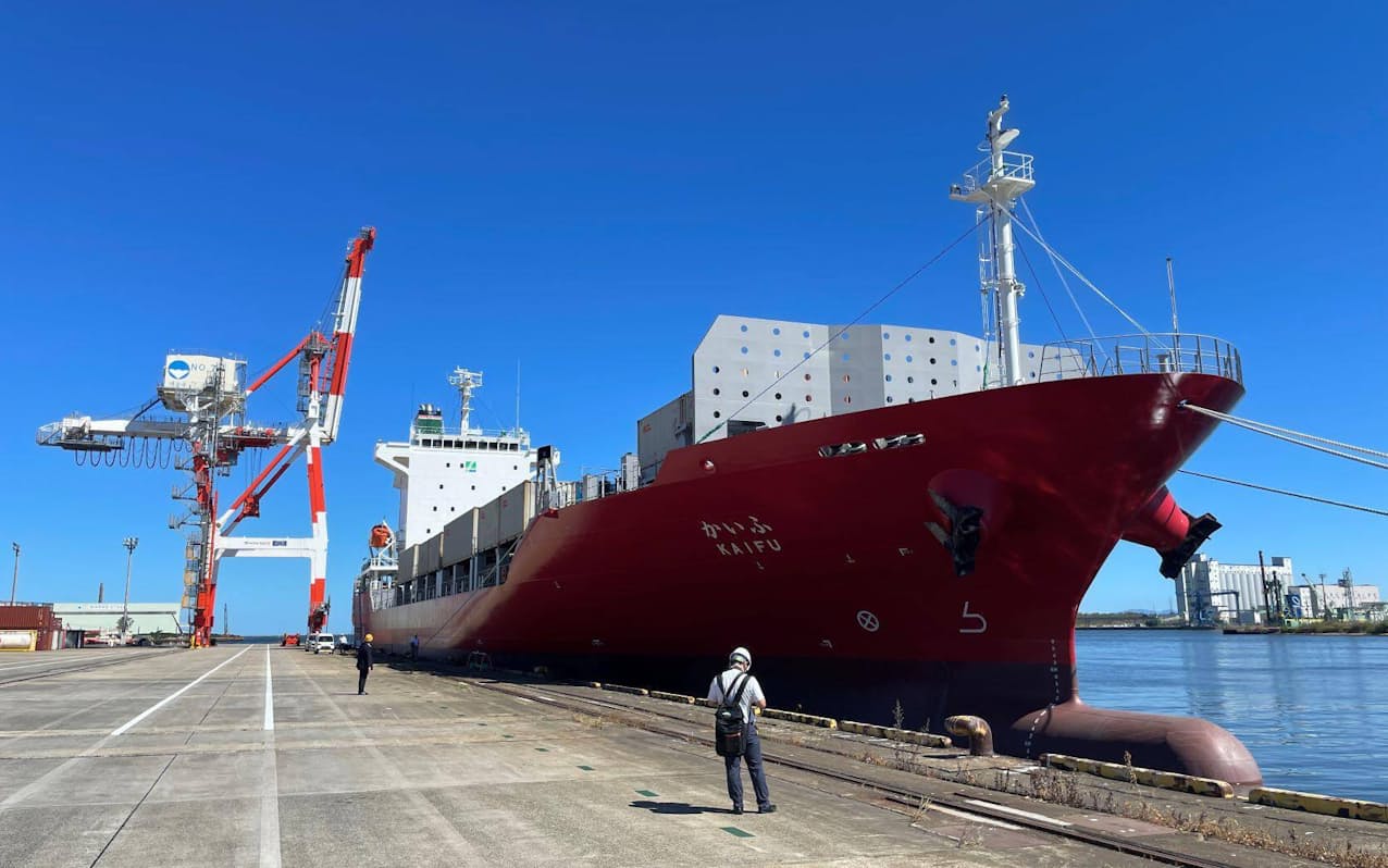 混載便コンテナを運ぶ井本商運の海上コンテナ船