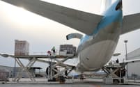 北九州空港で大韓航空の国際定期貨物便に積み込まれる半導体関連製品（2月28日）