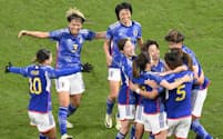 パリ五輪アジア最終予選第2戦の北朝鮮戦の前半、高橋はな（5）が先制ゴールを決め、喜ぶサッカー女子日本代表（28日、国立競技場）＝共同