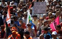 年金改革に抗議するフランスの市民ら（23年6月、フランス西部ナント）＝ロイター