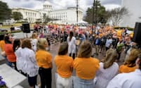 アラバマ州では体外受精の保護を求めるデモが開かれた＝ＡＰ