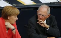 欧州債務危機のなか、ドイツのメルケル首相㊧もショイブレ財務相㊨を頼りにした（2015年）＝ロイター