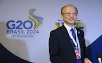G20財務相・中銀総裁会議の初日を終え、取材に応じる神田真人財務官（28日、サンパウロ）