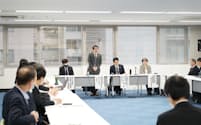 万博会場へのシャトルバス予約システムの検討会が開かれた（29日、大阪市）
