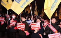 ソウルで医学部の定員増に抗議する医師らの抗議集会（2月22日）