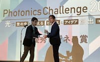 最優秀ビジネス賞はレーザー微細加工の高性能化技術を持つホロデザイン（宇都宮市）が受賞した（2月29日、浜松市）