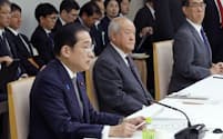経済財政諮問会議で発言する岸田首相（29日、首相官邸）