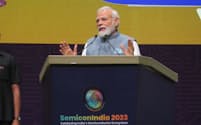 半導体産業の振興イベント「セミコンインディア」で演説するインドのモディ首相（2023年７月、西部ガンディナガル）