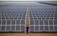 中国内陸部では太陽光などの再生可能エネルギーで発電した電力を有効活用できていないとされる（甘粛省敦煌）＝ロイター