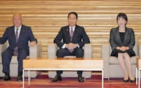 閣議に臨む（左から）鈴木財務相、岸田首相、高市経済安保相＝1日午前、首相官邸