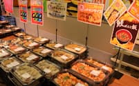 ロピアの総菜は大容量とメニュー開発の独自性が売りだ（2月、仙台市）