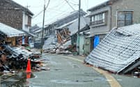 倒壊した家屋が目立つ町並み（13日、石川県七尾市田鶴浜町）