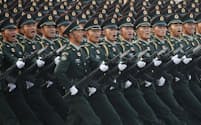 中国の習近平国家主席は世界一流の軍隊建設をめざす。写真は行進する人民解放軍の兵士＝ロイター