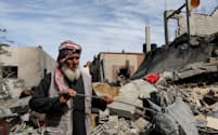 ガザ南部ラファで１日、イスラエル軍の空爆でがれきと化した建物を見つめるパレスチナ人男性＝ロイター