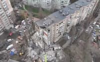 ロシアの無人機攻撃で被害を受けた集合住宅（2日、ウクライナ南部オデッサ）＝ウクライナ非常事態庁・ロイター