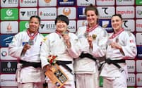女子78キロ級で優勝した高山莉加（左から2人目）。表彰台で笑顔を見せた（３日、タシケント）＝国際柔道連盟提供・共同