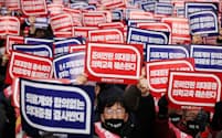 医学部定員増の政府方針に反対する韓国の医師ら（3日、ソウル）＝ロイター