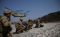 韓国軍と米軍が昨年春に実施した合同軍事演習「フリーダムシールド」の野外訓練（23年3月）＝ロイター