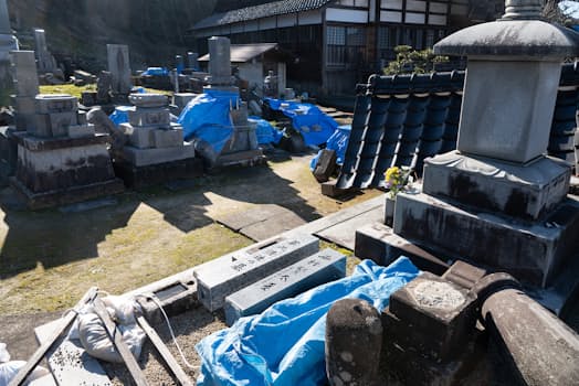 地震で倒れた西村賢太、藤澤清造の墓碑。覆いを掛けて近くに安置されていた（西光寺の許可を得て覆いを外して撮影）