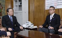 自民党の浜田靖一㊧、日本維新の会の遠藤敬両国会対策委員長は政治改革特別委員会（仮称）の設置方針を確認した（2月29日、国会内）