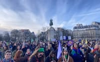 パリ・トロカデロ広場で中絶の自由を明記する憲法改正の議会中継を見るために集まった人々（４日）
