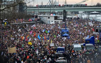 ドイツ国内では極右政党「ドイツのための選択肢（AfD）」への抗議集会も開かれている（ケルン）＝ロイター