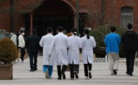 韓国では医学部の定員増に研修医らが強く反発している（５日午後、ソウル大学病院）