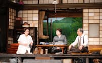 水谷八重子㊥、波乃久里子㊧らが出演した「東京物語」（山田洋次演出）も手がけた＝松竹提供