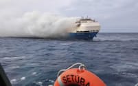 ポルトガルのアゾレス諸島近くで出火した自動車運搬船（22年2月、ポルトガル海軍撮影）=AP