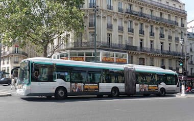 フランスのパリ市内では、1人の運転士で2倍以上の輸送ができる「連節バス」が活躍している
