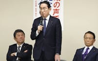左から自民党の茂木幹事長、岸田首相（党総裁）、麻生副総裁（１月、党本部）